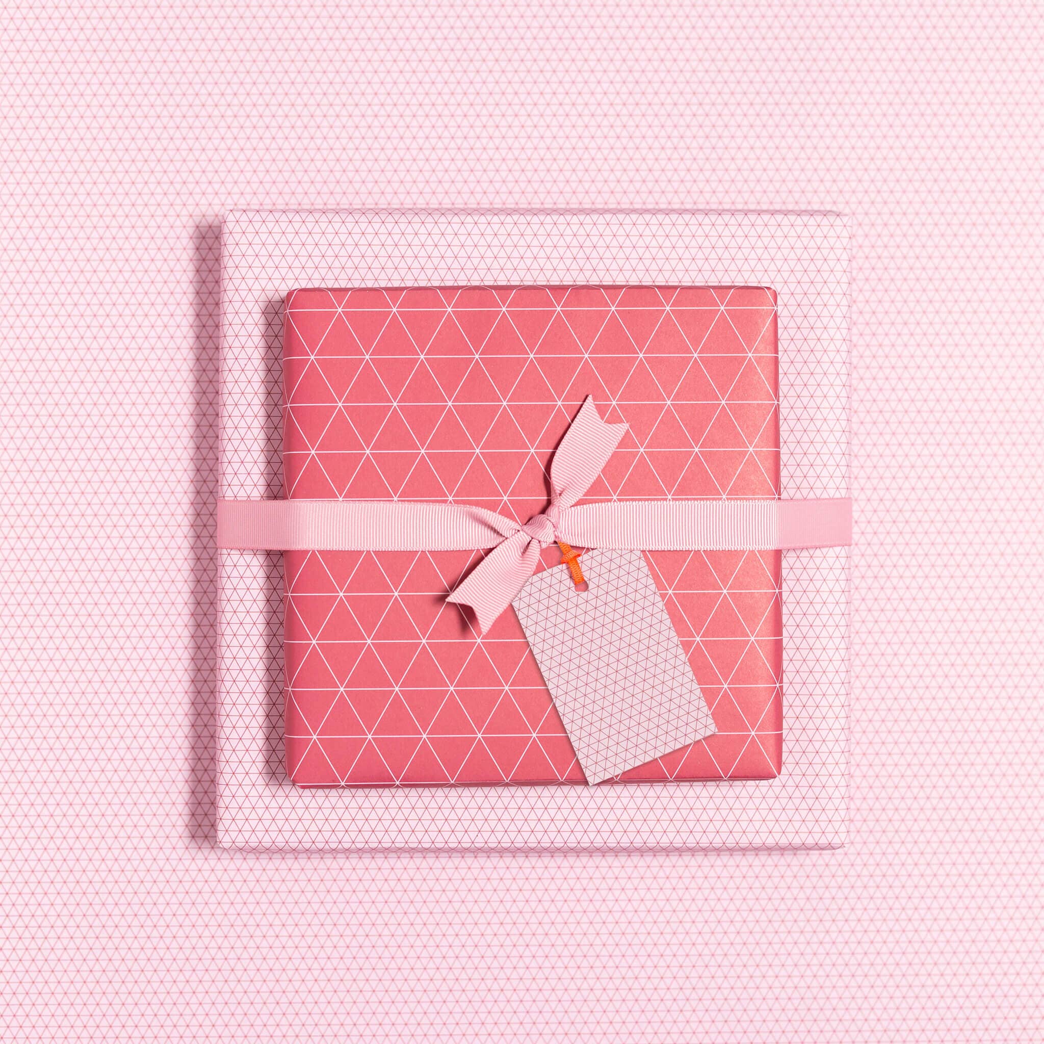 Geschenkanhänger &quot;Dreiecke&quot; - 5er Set in rosa mit Neonband - 100% Recyclingpapier von My Pretty Circus | GT-TRA004-RO