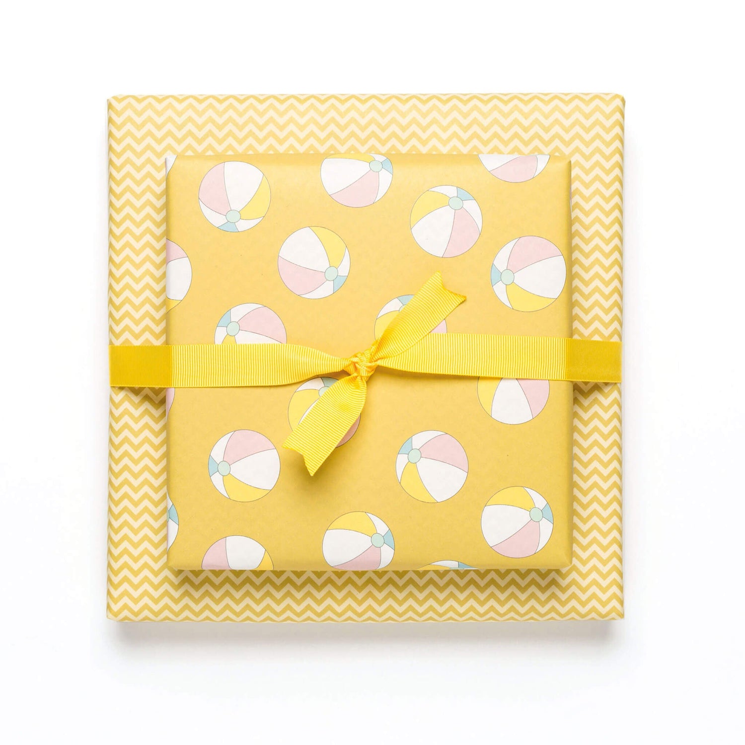 Geschenkpapier &quot;Wasserbälle&quot; &amp; Chevronmuster in gelb - doppelseitig bedruckt auf 100% Recyclingpapier  von My Pretty Circus | RW-BEA1926-MU