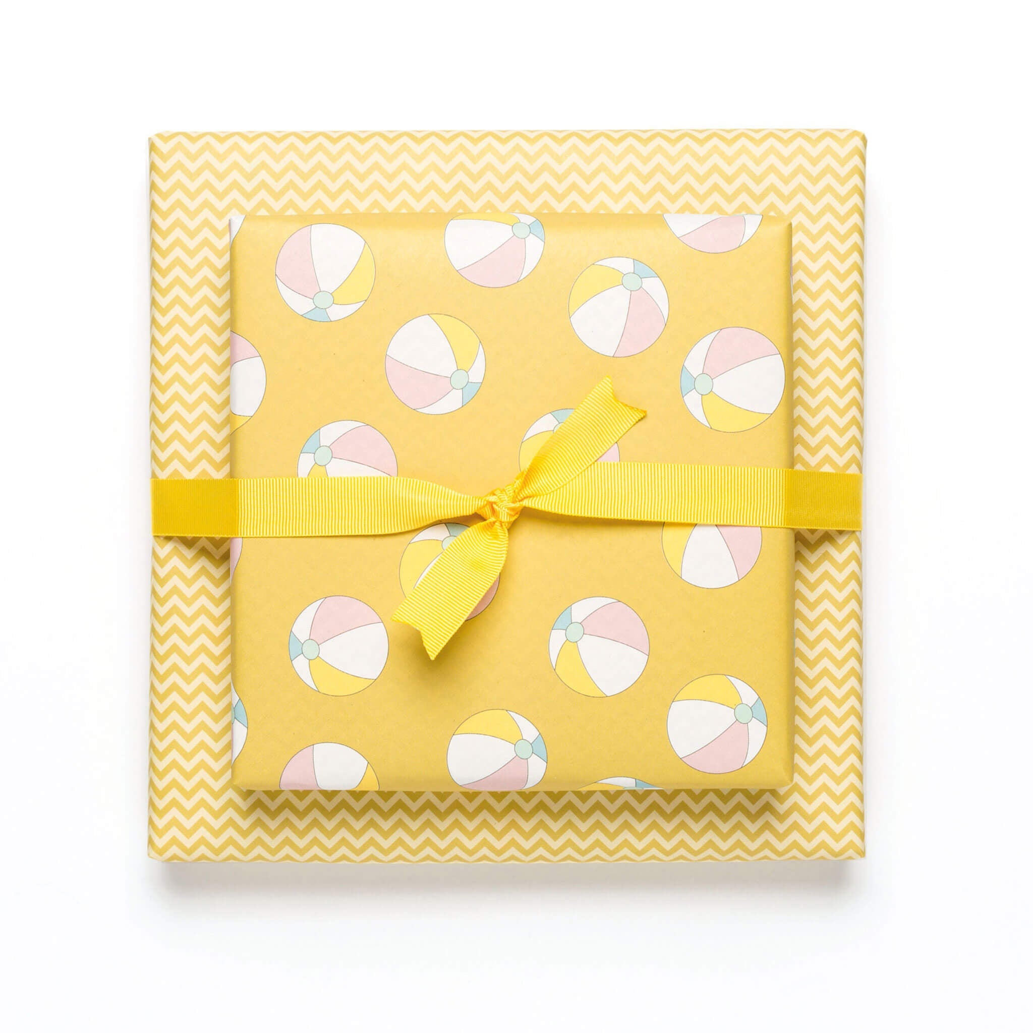 Geschenkpapier &quot;Wasserbälle&quot; &amp; Chevronmuster in gelb - doppelseitig bedruckt auf 100% Recyclingpapier  von My Pretty Circus | RW-BEA1926-MU