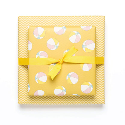 Geschenkpapier &quot;Wasserbälle&quot; &amp; Chevronmuster in gelb - doppelseitig bedruckt auf 100% Recyclingpapier  von My Pretty Circus | RW-BEA1926-MU