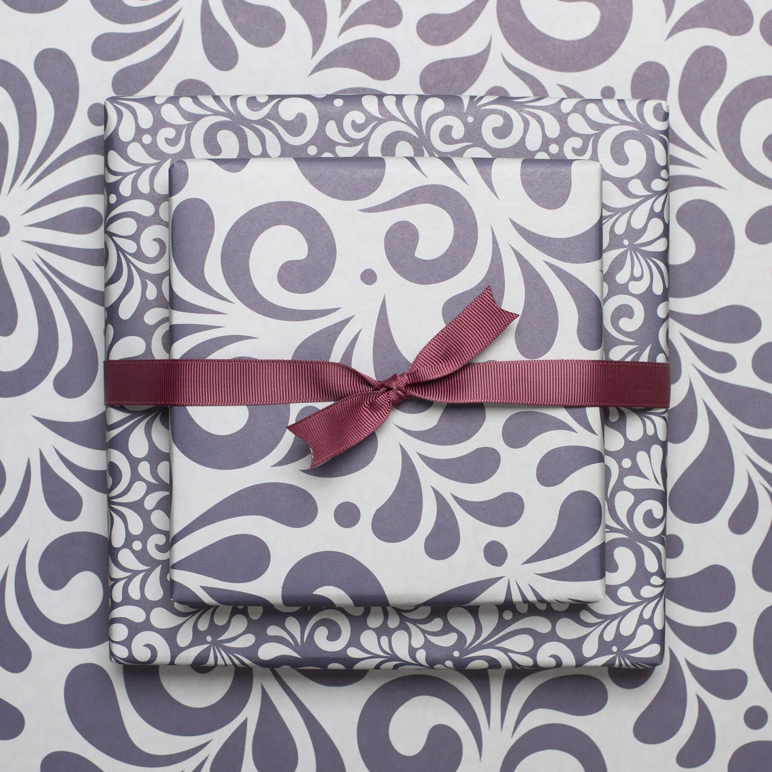 Geschenkpapier &quot;Bembel&quot; in grau und blauem Bembelmsuter - doppelseitig bedruckt auf 100% Recyclingpapier von My Pretty Circus | RW-BEM2243-BL