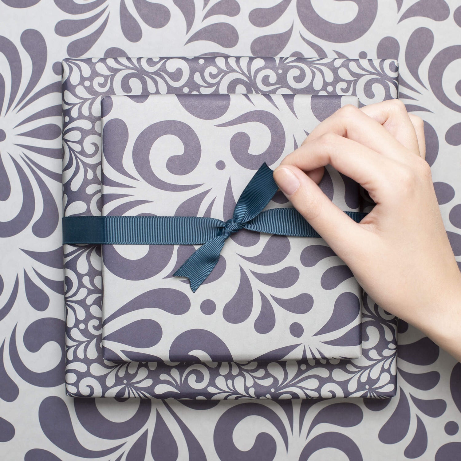 Geschenkpapier &quot;Bembel&quot; in grau und blauem Bembelmsuter - doppelseitig bedruckt auf 100% Recyclingpapier von My Pretty Circus | RW-BEM2243-BL