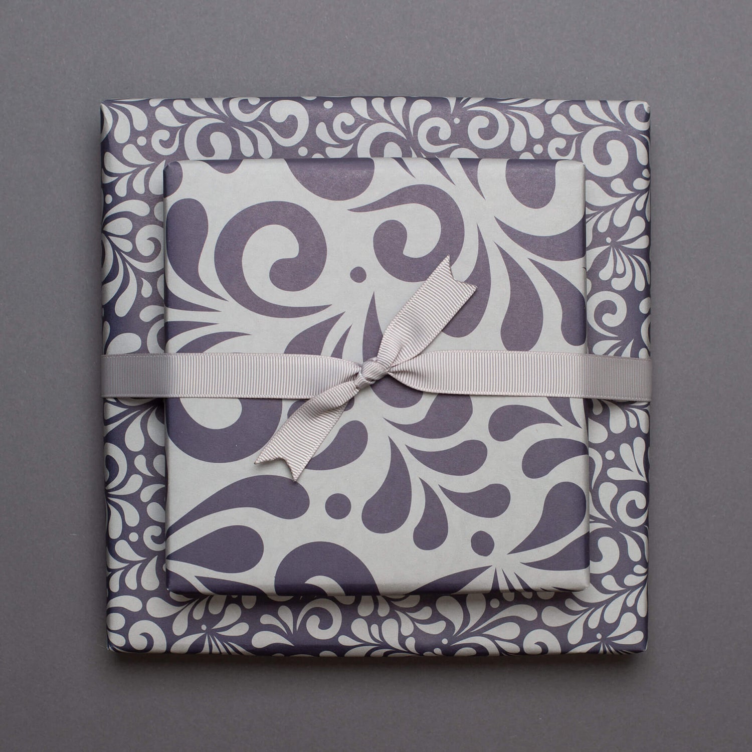 Geschenkpapier &quot;Bembel&quot; in grau und blauem Bembelmsuter - doppelseitig bedruckt auf 100% Recyclingpapier von My Pretty Circus | RW-BEM2243-BL