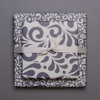 Geschenkpapier &quot;Bembel&quot; in grau und blauem Bembelmsuter - doppelseitig bedruckt auf 100% Recyclingpapier von My Pretty Circus | RW-BEM2243-BL