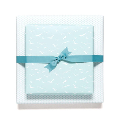 Geschenkpapier &quot;Vögel&quot; mit weißen Möwen vor mint - doppelseitig bedruckt auf 100% Recyclingpapier  von My Pretty Circus | RW-BIR1601-MI
