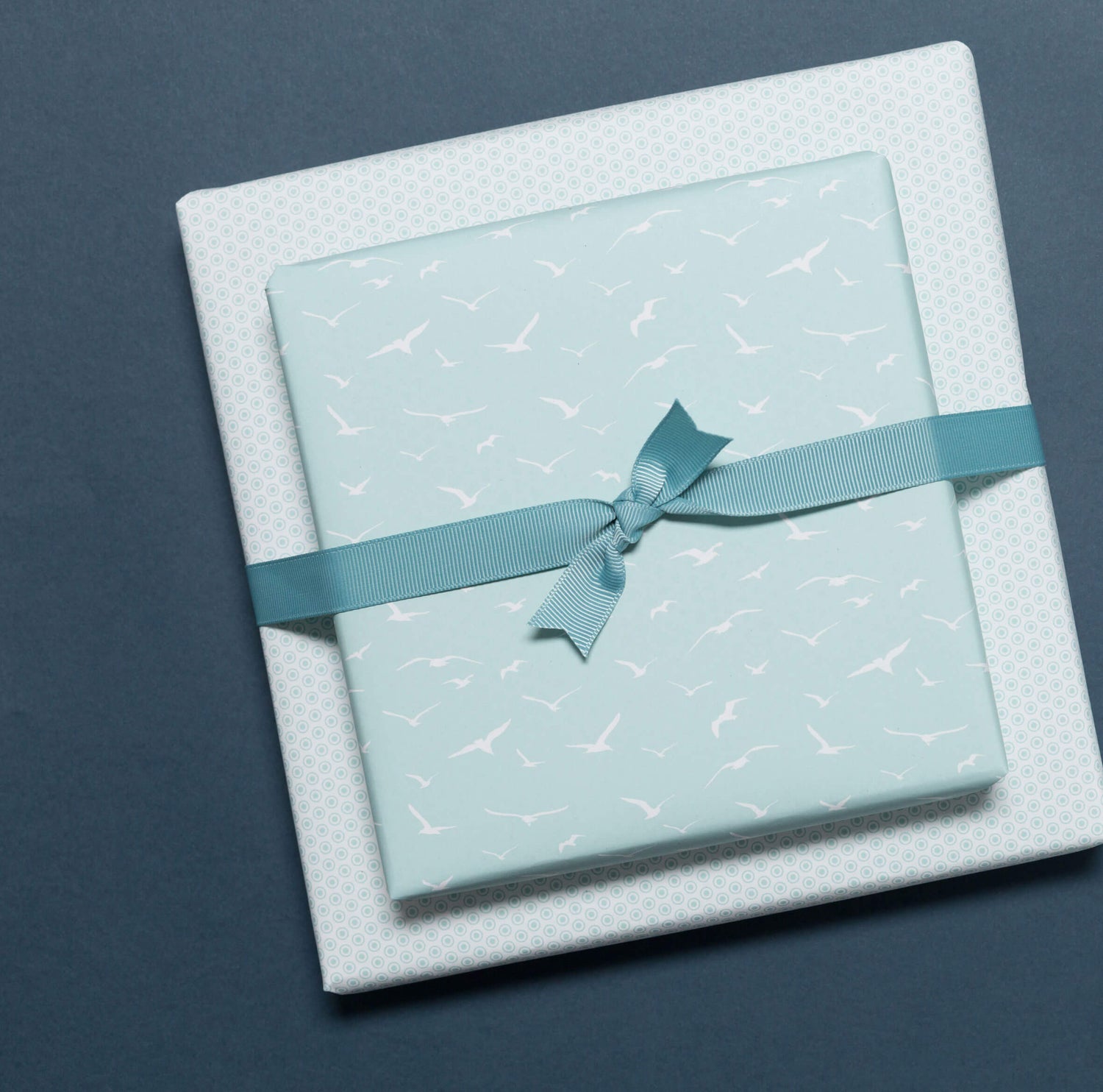 Geschenkpapier &quot;Vögel&quot; mit weißen Möwen vor mint - doppelseitig bedruckt auf 100% Recyclingpapier  von My Pretty Circus | RW-BIR1601-MI
