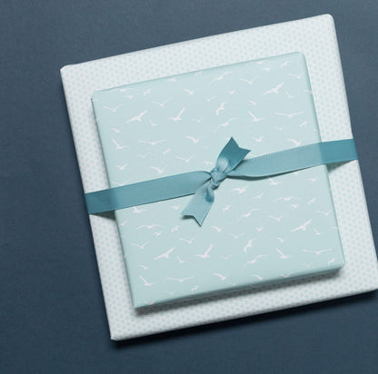 Geschenkpapier &quot;Vögel&quot; mit weißen Möwen vor mint - doppelseitig bedruckt auf 100% Recyclingpapier  von My Pretty Circus | RW-BIR1601-MI