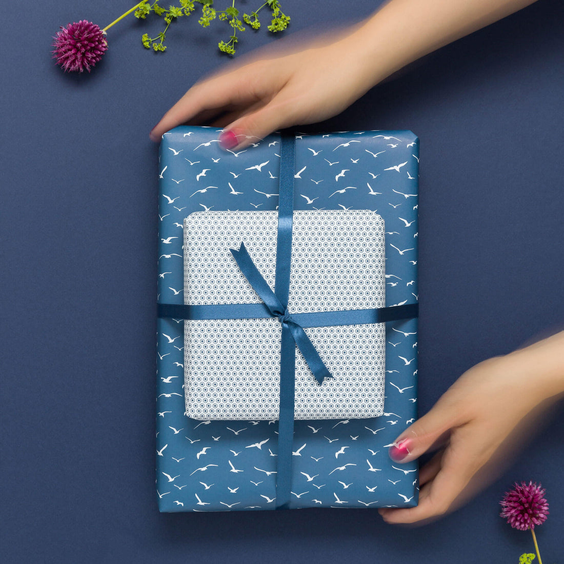 Geschenkpapier &quot;Vögel&quot; mit weißen Möwen vor blau - doppelseitig bedruckt auf 100% Recyclingpapier  von My Pretty Circus | RW-BIR1602-PT