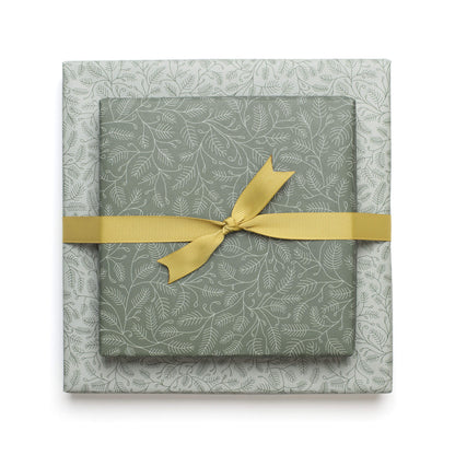 Geschenkpapier &quot;Zweige&quot; in grün und mint Tannenzweig Muster - doppelseitig bedruckt auf 100% Recyclingpapier  von My Pretty Circus | RW-BRA2242-GR