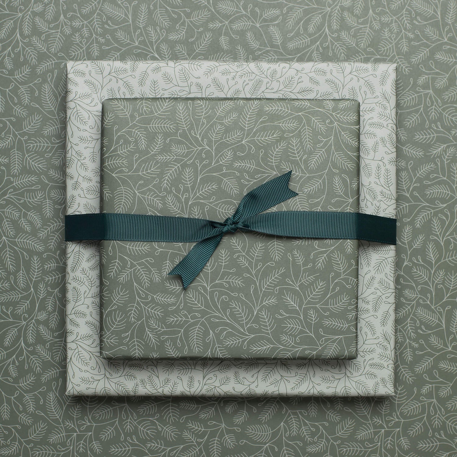 Geschenkpapier &quot;Zweige&quot; in grün und mint Tannenzweig Muster - doppelseitig bedruckt auf 100% Recyclingpapier  von My Pretty Circus | RW-BRA2242-GR