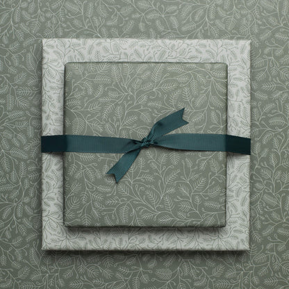 Geschenkpapier &quot;Zweige&quot; in grün und mint Tannenzweig Muster - doppelseitig bedruckt auf 100% Recyclingpapier  von My Pretty Circus | RW-BRA2242-GR