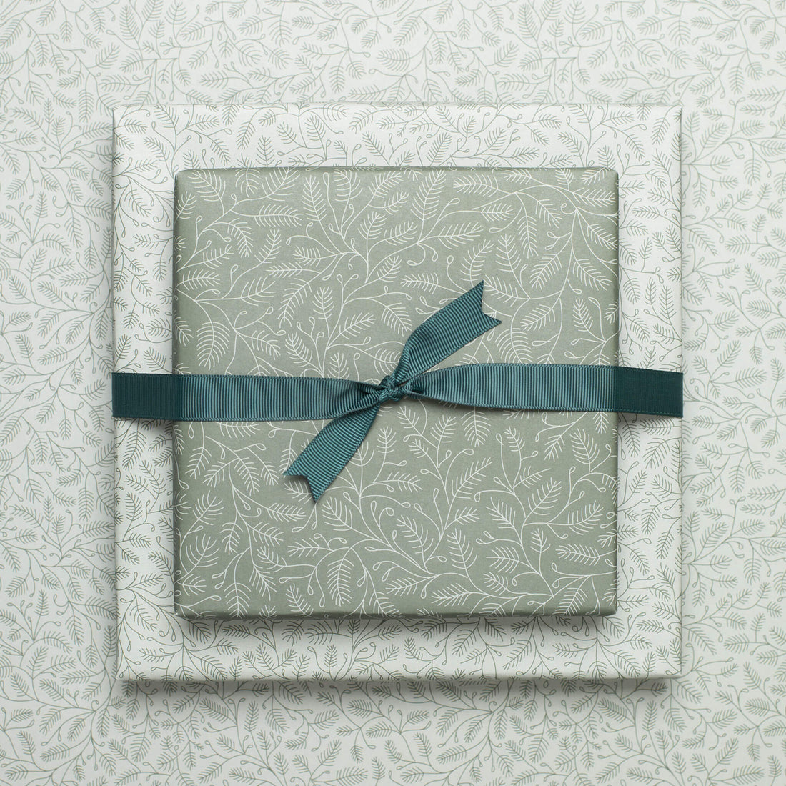 Geschenkpapier "Zweige" in grün und mint Tannenzweig Muster - doppelseitig bedruckt auf 100% Recyclingpapier  von My Pretty Circus | RW-BRA2242-GR