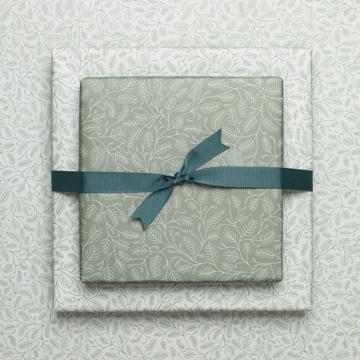 Geschenkpapier &quot;Zweige&quot; in grün und mint Tannenzweig Muster - doppelseitig bedruckt auf 100% Recyclingpapier  von My Pretty Circus | RW-BRA2242-GR