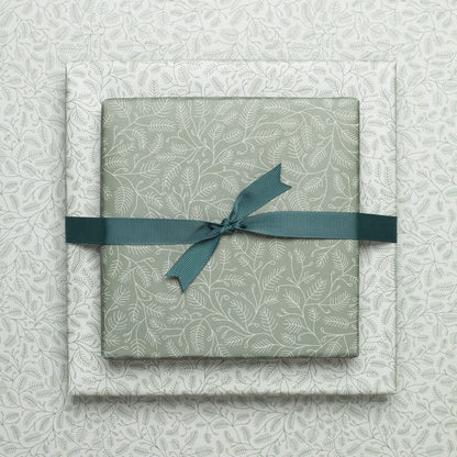 Geschenkpapier &quot;Zweige&quot; in grün und mint Tannenzweig Muster - doppelseitig bedruckt auf 100% Recyclingpapier  von My Pretty Circus | RW-BRA2242-GR