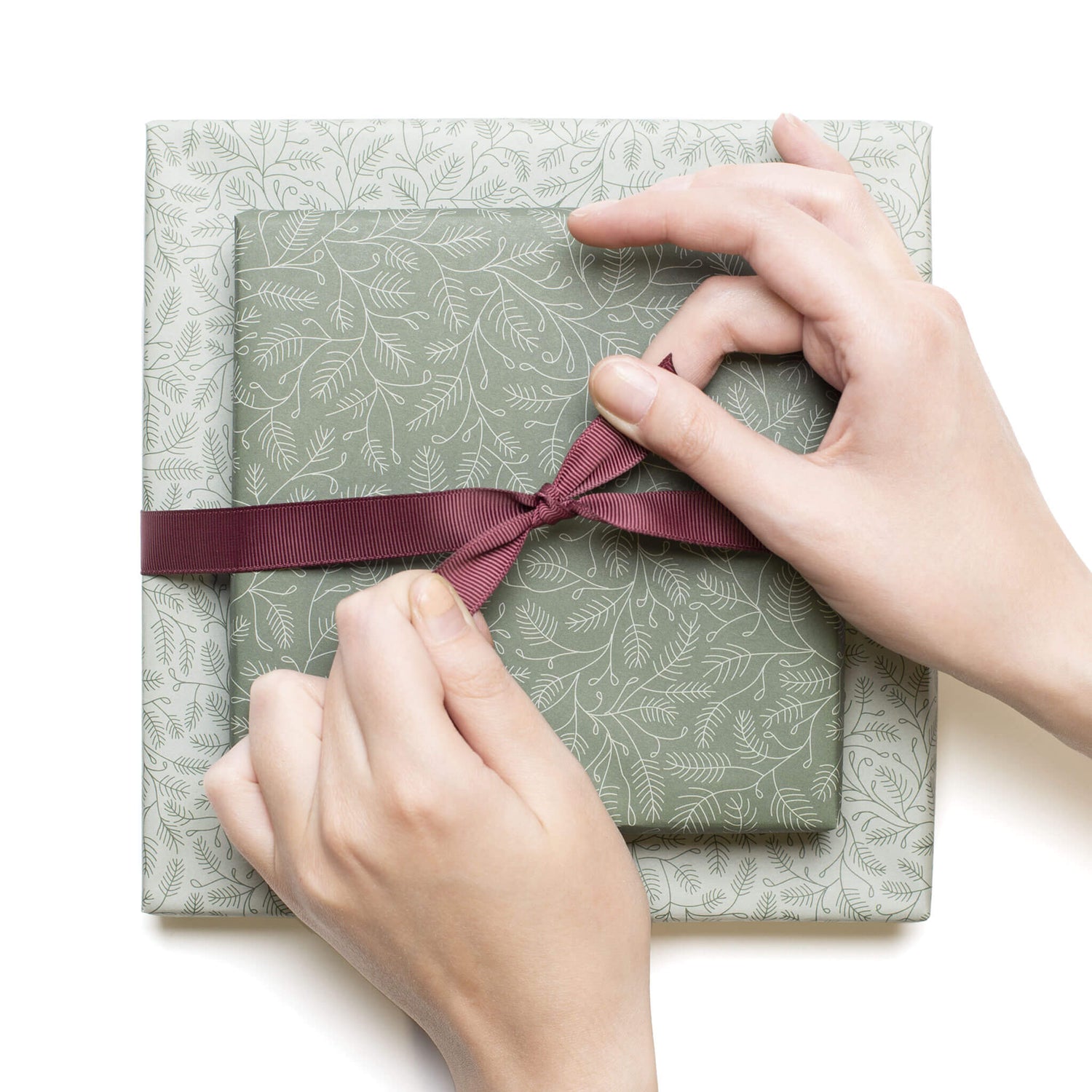 Geschenkpapier &quot;Zweige&quot; in grün und mint Tannenzweig Muster - doppelseitig bedruckt auf 100% Recyclingpapier  von My Pretty Circus | RW-BRA2242-GR