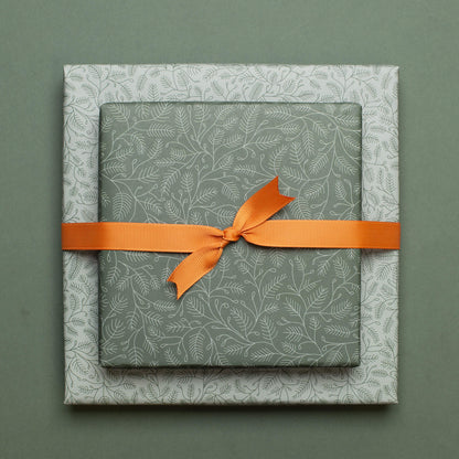 Geschenkpapier &quot;Zweige&quot; in grün und mint Tannenzweig Muster - doppelseitig bedruckt auf 100% Recyclingpapier  von My Pretty Circus | RW-BRA2242-GR