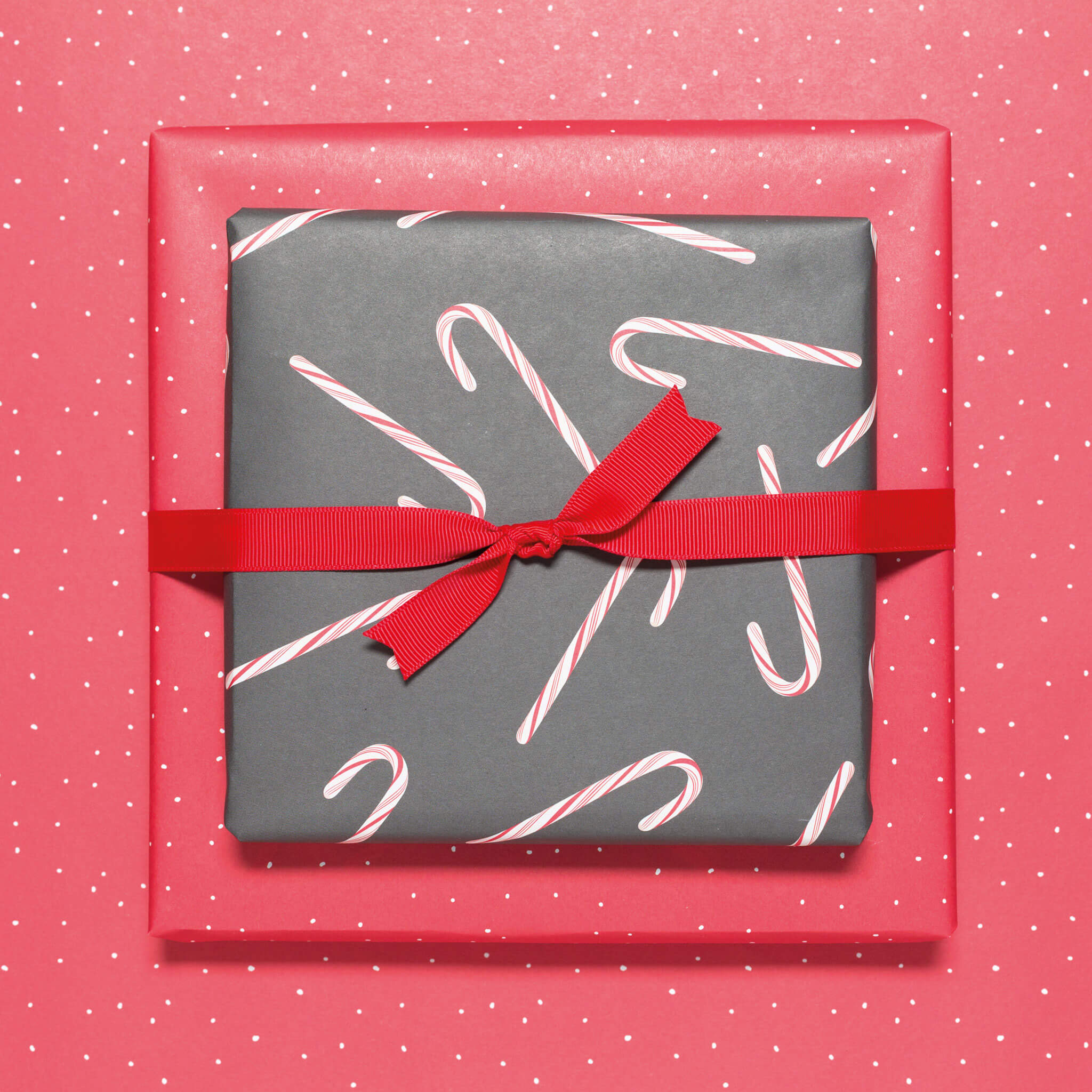 Geschenkpapier &quot;Zuckerstangen&quot; Candy Cane in grau und rot - doppelseitig bedruckt auf 100% Recyclingpapier  von My Pretty Circus | RW-CAN1701-DG