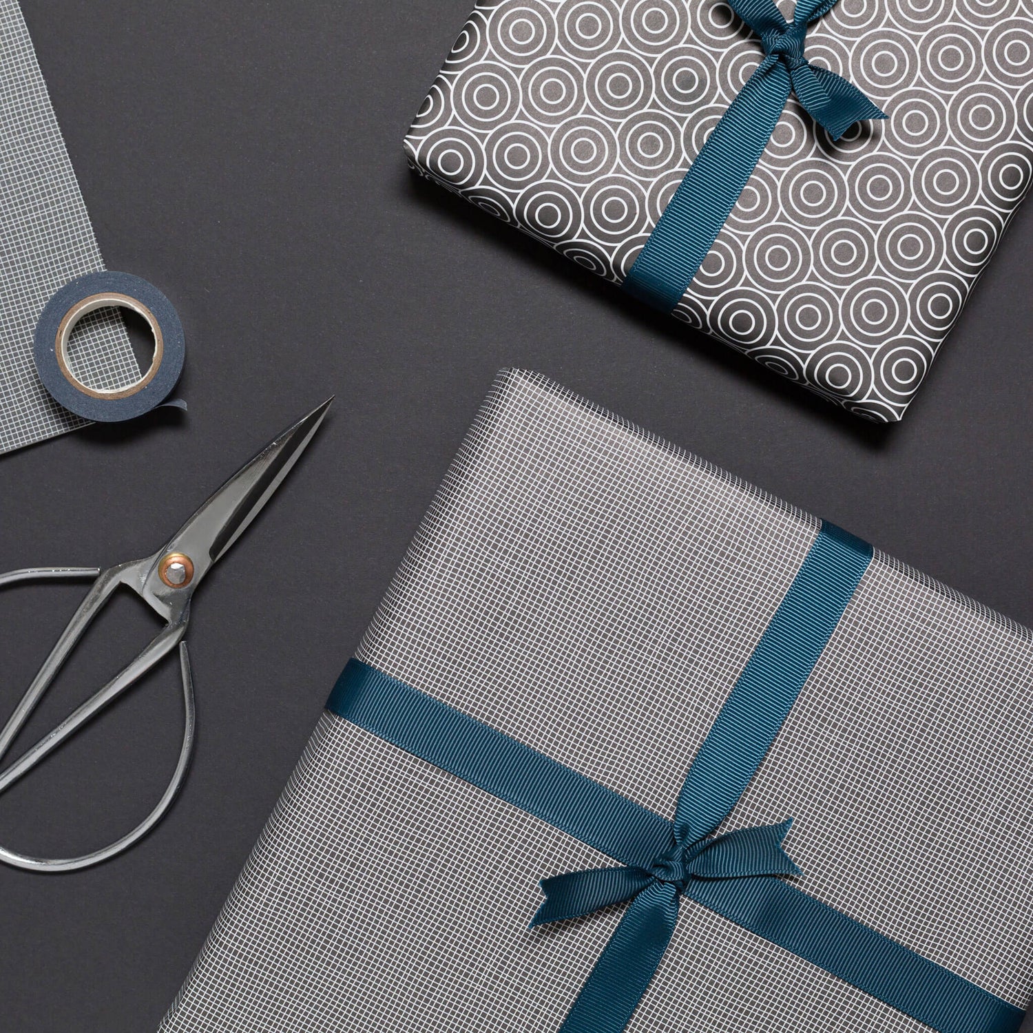 Geschenkpapier &quot;Kreise und Netzmuster&quot; in schwarz und weiß - doppelseitig bedruckt auf 100% Recyclingpapier  von My Pretty Circus | RW-CIR1607-BK
