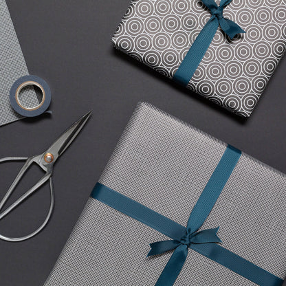 Geschenkpapier &quot;Kreise und Netzmuster&quot; in schwarz und weiß - doppelseitig bedruckt auf 100% Recyclingpapier  von My Pretty Circus | RW-CIR1607-BK