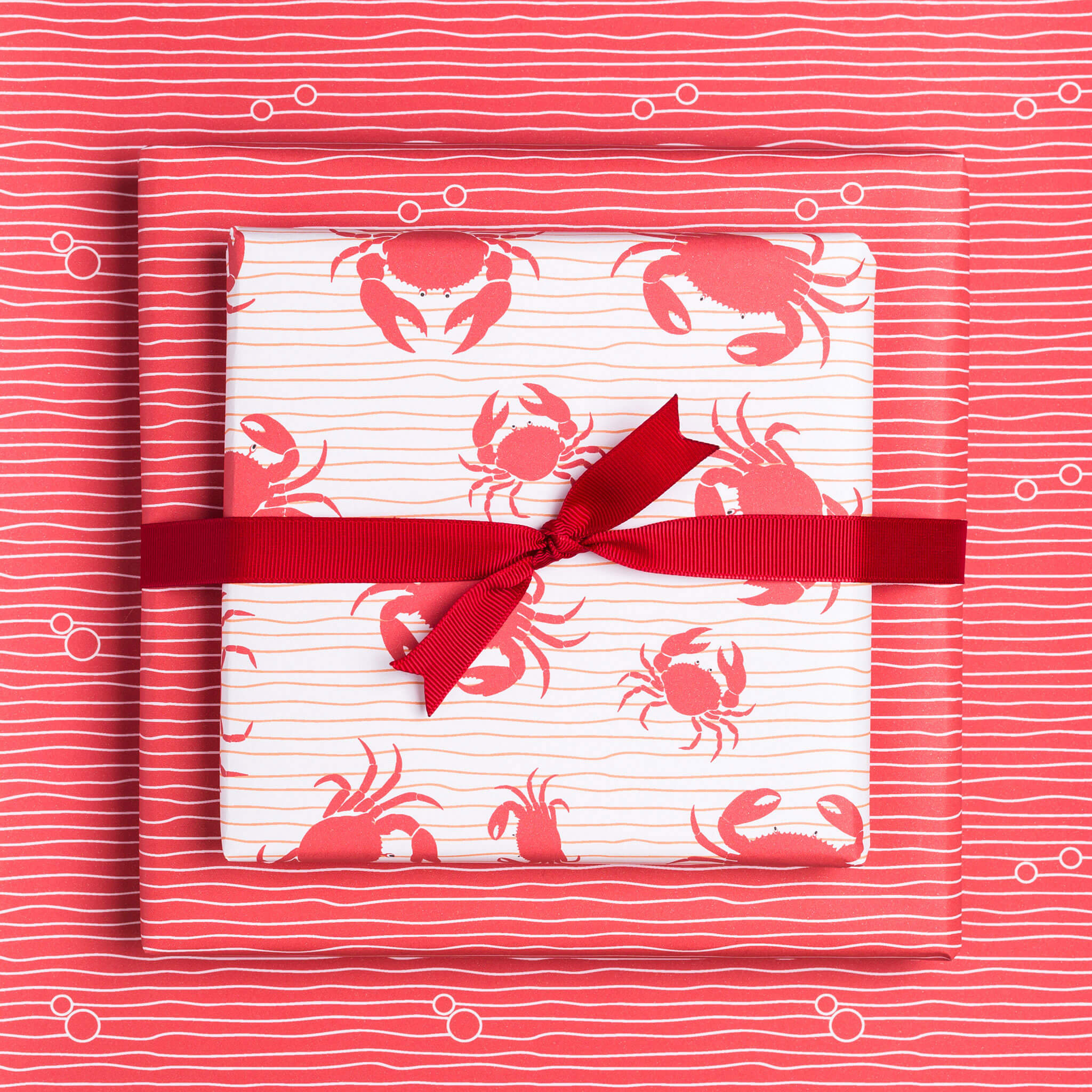 Geschenkpapier &quot;Krabbe&quot; und Sand in rot und korallrot - doppelseitig bedruckt auf 100% Recyclingpapier  von My Pretty Circus | RW-CRA2031-RE
