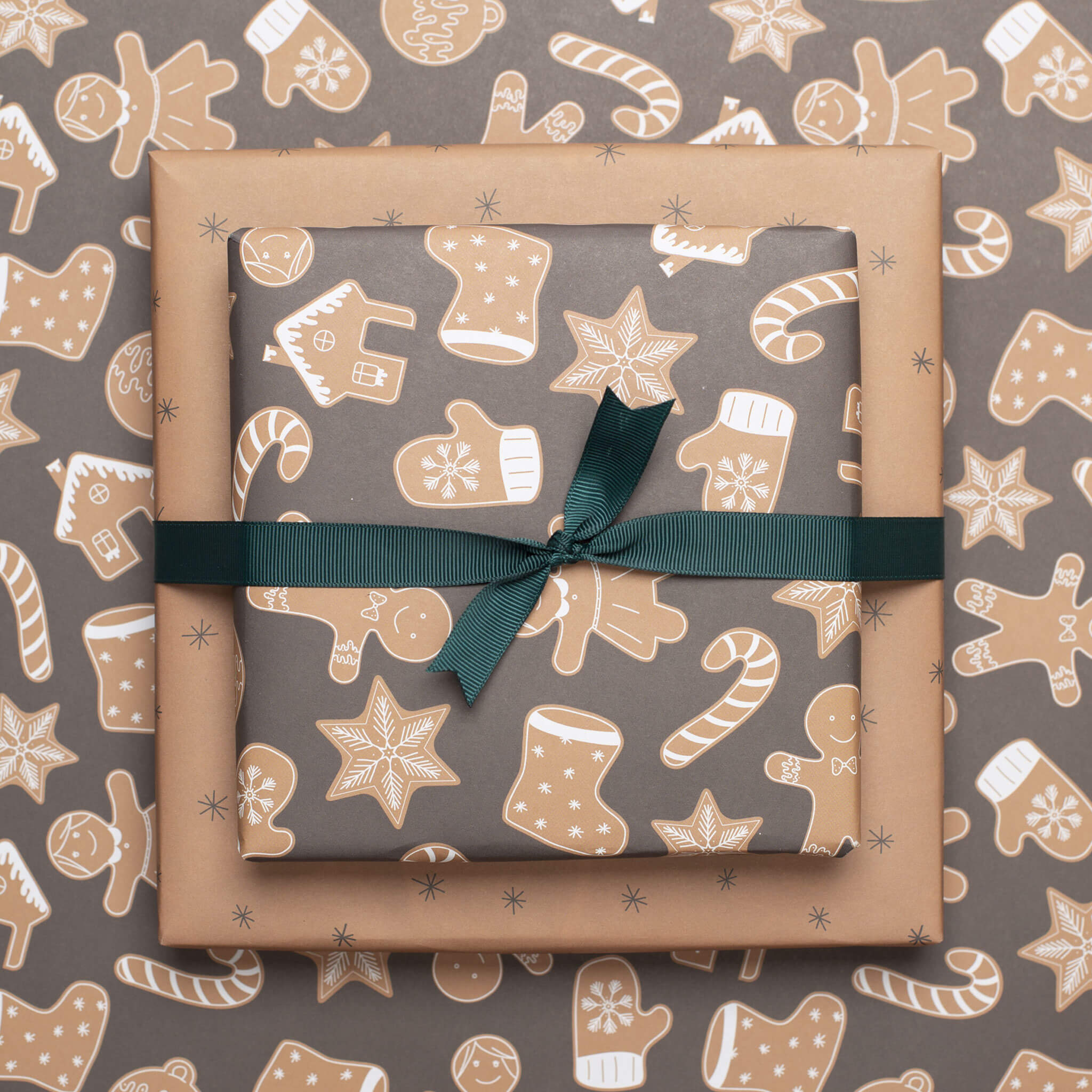 Geschenkpapier &quot;Lebkuchen&quot; mit Lebkuchenmuster in Brauntönen - doppelseitig bedruckt auf 100% Recyclingpapier  von My Pretty Circus | RW-GIN2244-BE
