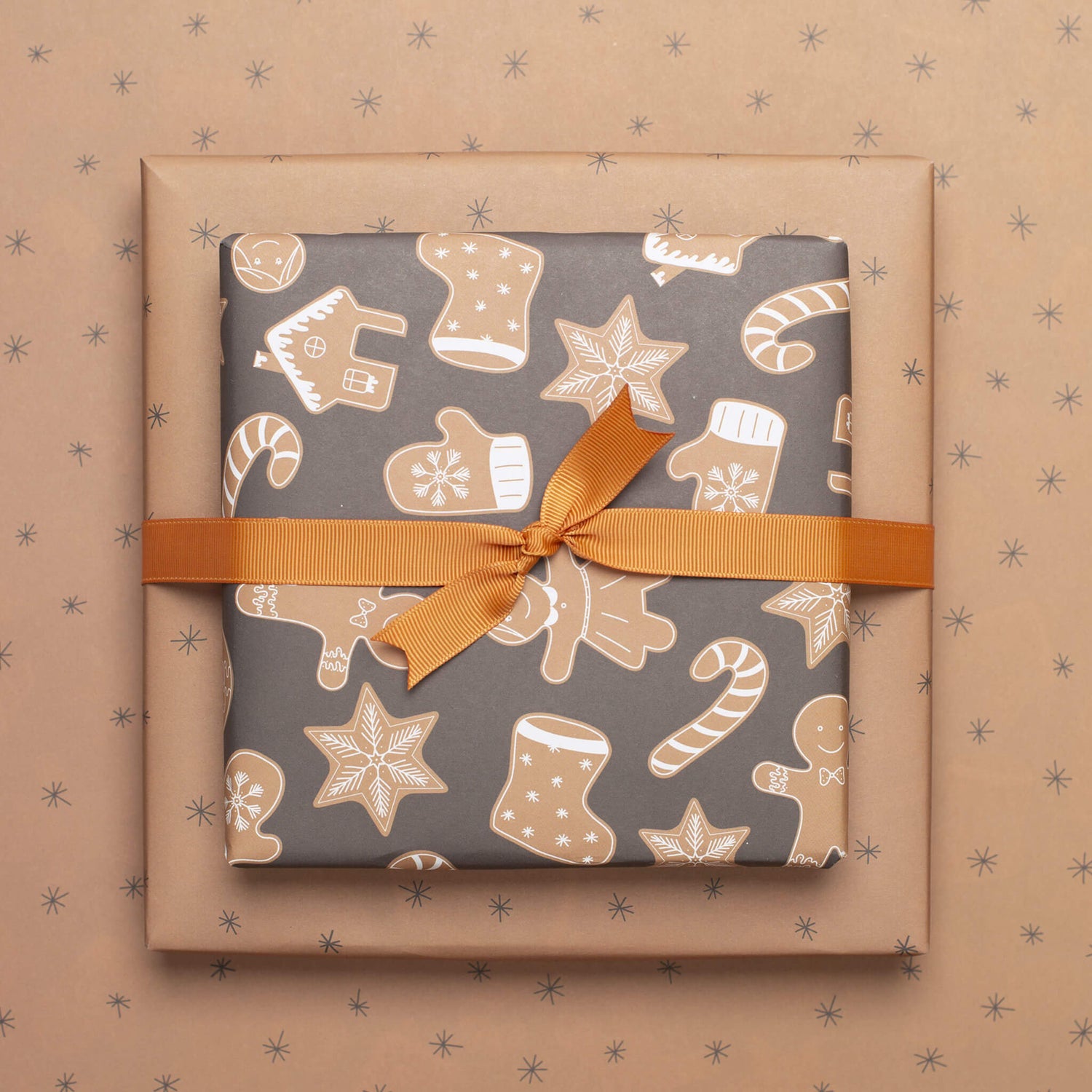Geschenkpapier &quot;Lebkuchen&quot; mit Lebkuchenmuster in Brauntönen - doppelseitig bedruckt auf 100% Recyclingpapier  von My Pretty Circus | RW-GIN2244-BE