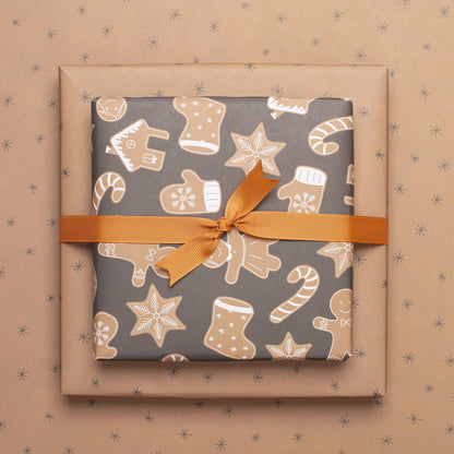 Geschenkpapier &quot;Lebkuchen&quot; mit Lebkuchenmuster in Brauntönen - doppelseitig bedruckt auf 100% Recyclingpapier  von My Pretty Circus | RW-GIN2244-BE