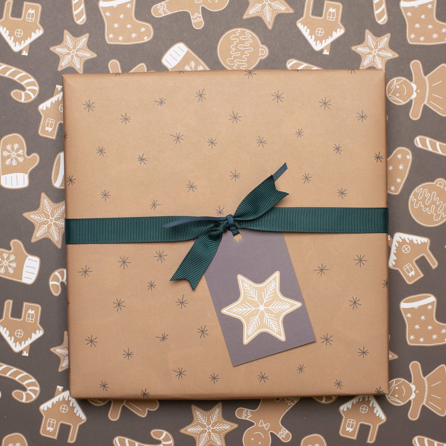Geschenkpapier &quot;Lebkuchen&quot; mit Lebkuchenmuster in Brauntönen - doppelseitig bedruckt auf 100% Recyclingpapier  von My Pretty Circus | RW-GIN2244-BE
