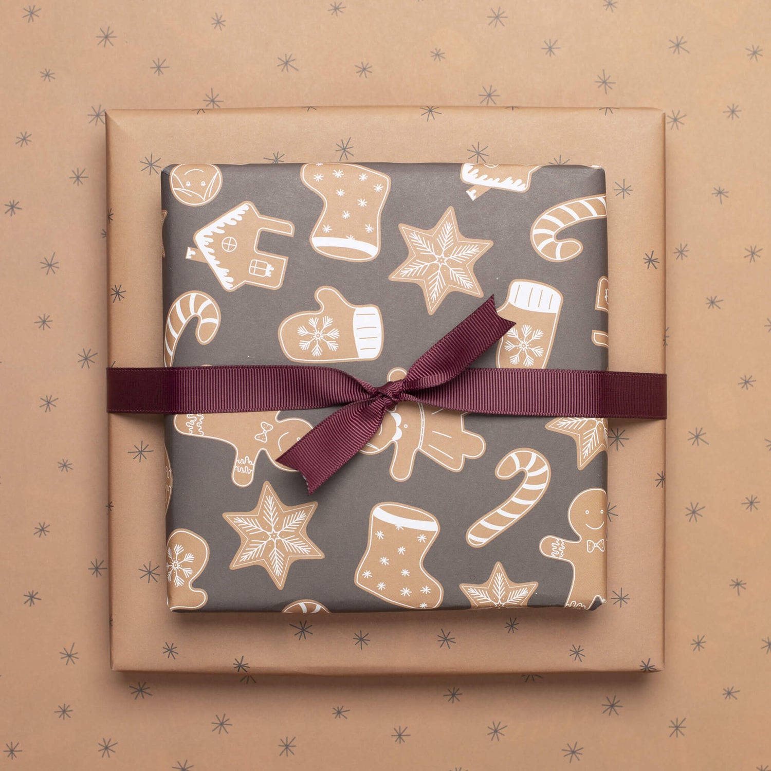 Geschenkpapier &quot;Lebkuchen&quot; mit Lebkuchenmuster in Brauntönen - doppelseitig bedruckt auf 100% Recyclingpapier  von My Pretty Circus | RW-GIN2244-BE