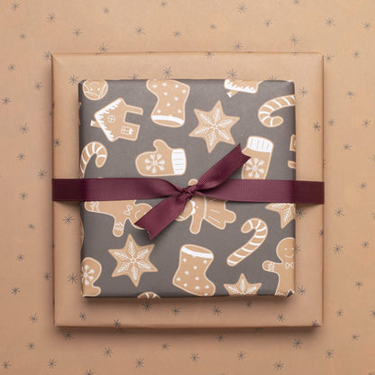 Geschenkpapier &quot;Lebkuchen&quot; mit Lebkuchenmuster in Brauntönen - doppelseitig bedruckt auf 100% Recyclingpapier  von My Pretty Circus | RW-GIN2244-BE