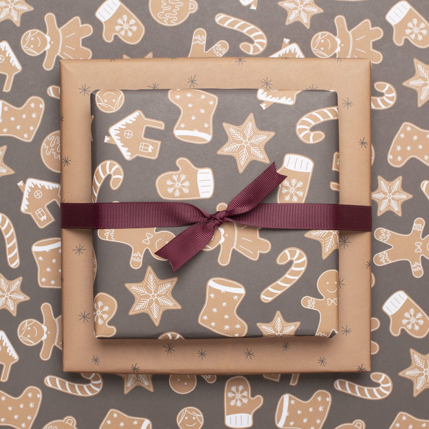 Geschenkpapier &quot;Lebkuchen&quot; mit Lebkuchenmuster in Brauntönen - doppelseitig bedruckt auf 100% Recyclingpapier  von My Pretty Circus | RW-GIN2244-BE
