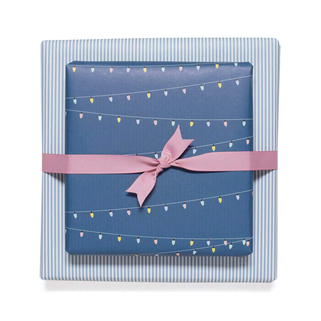 Geschenkpapier "Lichterkette" & Streifen in blau - doppelseitig bedruckt auf 100% Recyclingpapier  von My Pretty Circus | RW-LIG1617-PT