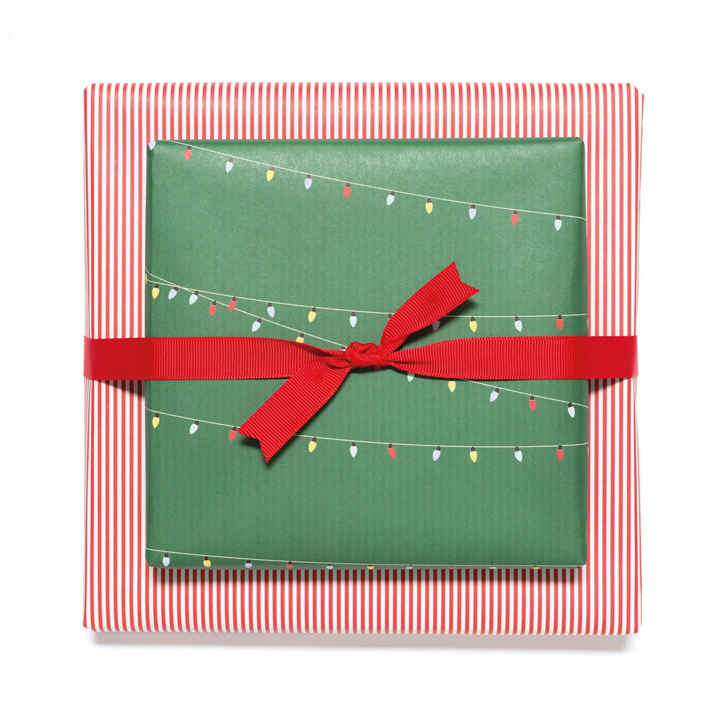 Geschenkpapier "Lichterkette" und Streifen in grün und rot  - doppelseitig bedruckt auf 100% Recyclingpapier  von My Pretty Circus | RW-LIG1702-GR