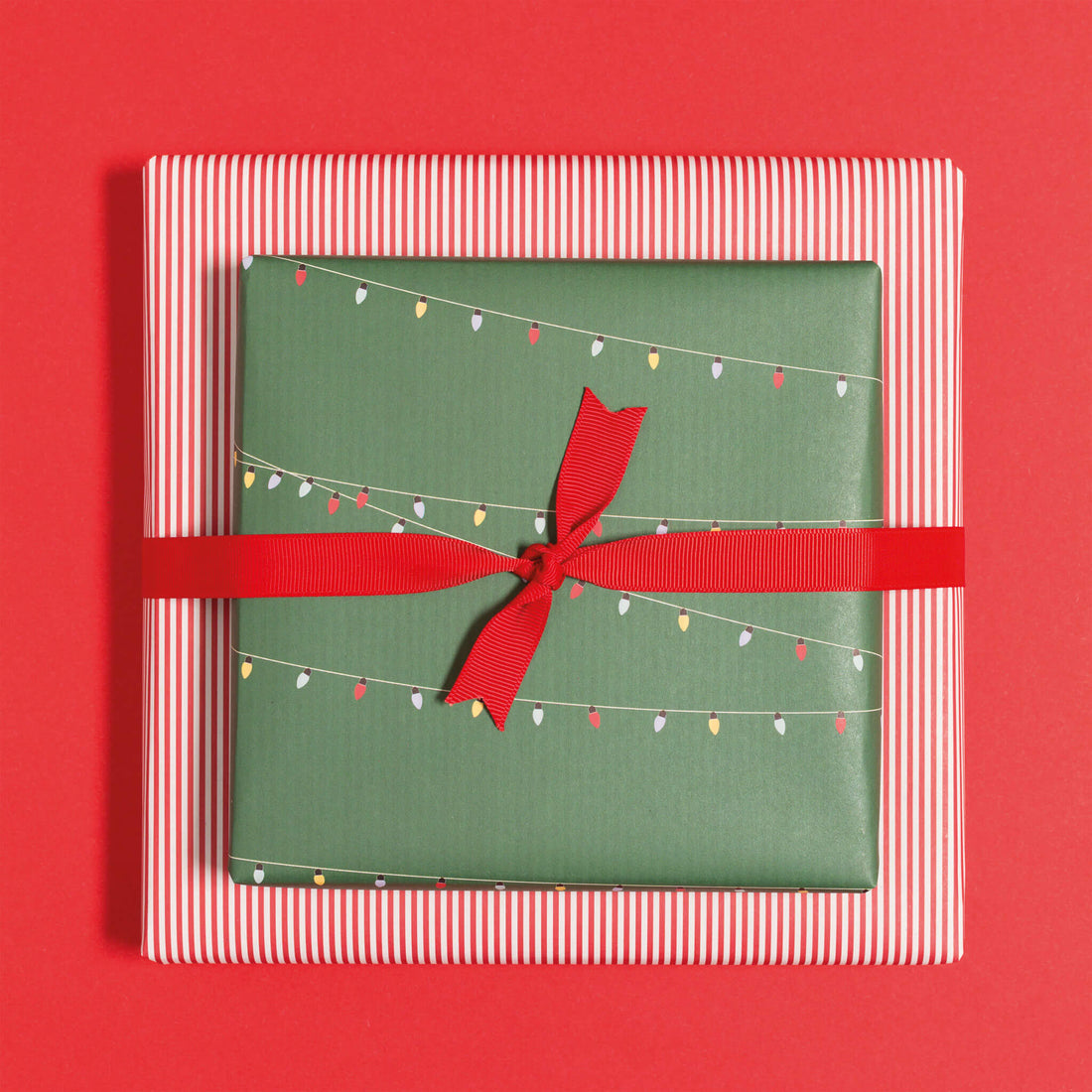 Geschenkpapier "Lichterkette" und Streifen in grün und rot  - doppelseitig bedruckt auf 100% Recyclingpapier  von My Pretty Circus | RW-LIG1702-GR