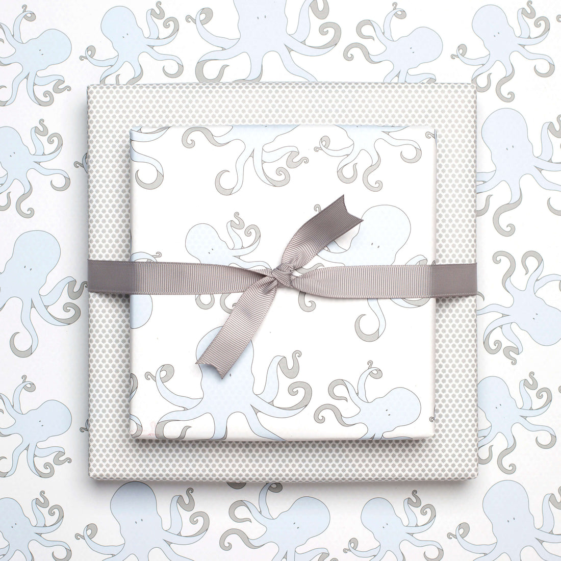 Geschenkpapier "Krake" und Sterne in weiß und blau - doppelseitig bedruckt auf 100% Recyclingpapier  von My Pretty Circus | RW-OCT1611-WH