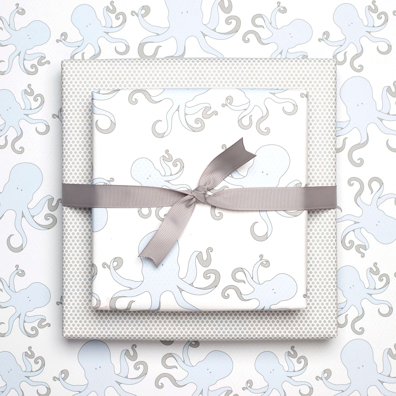 Geschenkpapier &quot;Krake&quot; und Sterne in weiß und blau - doppelseitig bedruckt auf 100% Recyclingpapier  von My Pretty Circus | RW-OCT1611-WH