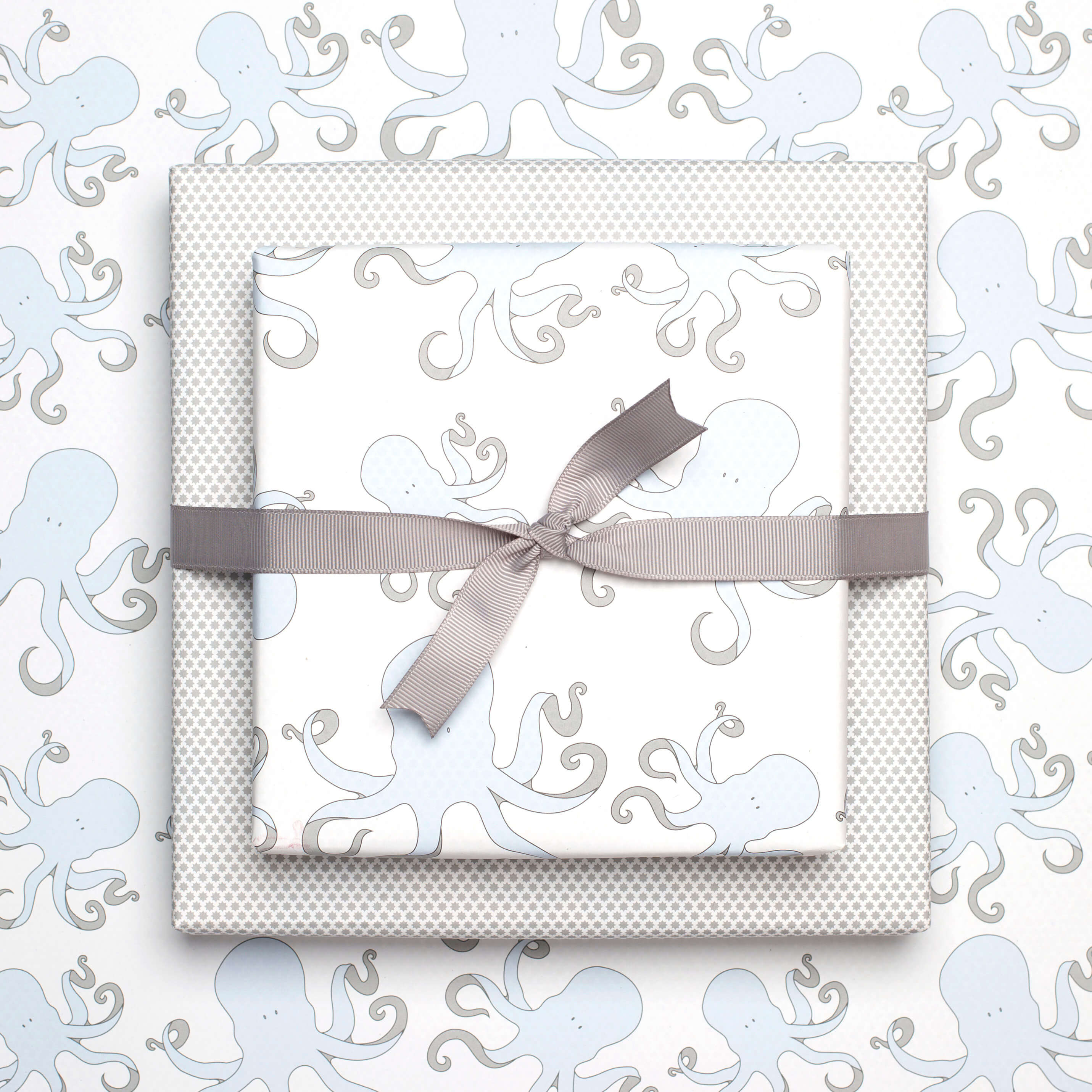 Geschenkpapier &quot;Krake&quot; und Sterne in weiß und blau - doppelseitig bedruckt auf 100% Recyclingpapier  von My Pretty Circus | RW-OCT1611-WH