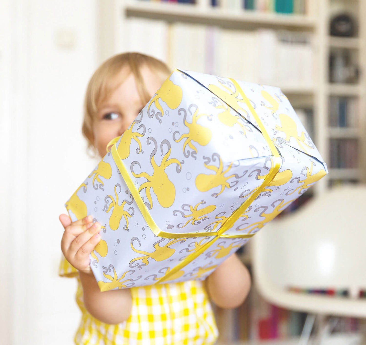 Geschenkpapier &quot;Krake&quot; und Sterne in gelb und blau - doppelseitig bedruckt auf 100% Recyclingpapier  von My Pretty Circus | RW-OCT1612-LB