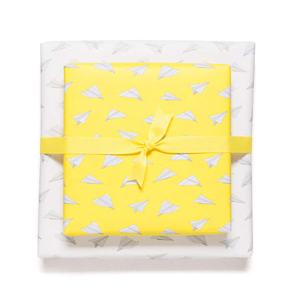 Geschenkpapier &quot;Papierflieger&quot; in gelb und weiß - doppelseitig bedruckt auf 100% Recyclingpapier  von My Pretty Circus | RW-PAP1608-YE