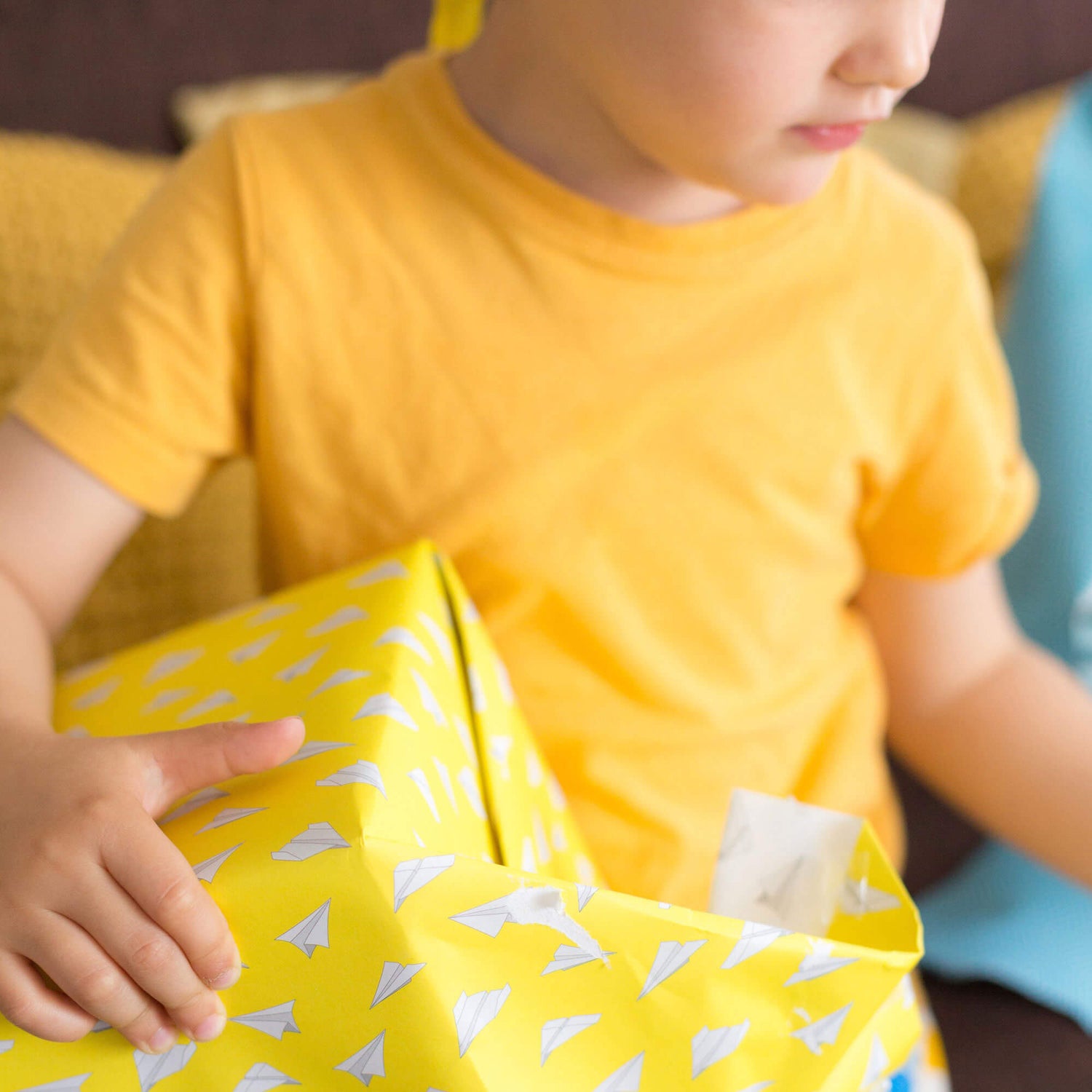 Geschenkpapier &quot;Papierflieger&quot; in gelb und weiß - doppelseitig bedruckt auf 100% Recyclingpapier  von My Pretty Circus | RW-PAP1608-YE