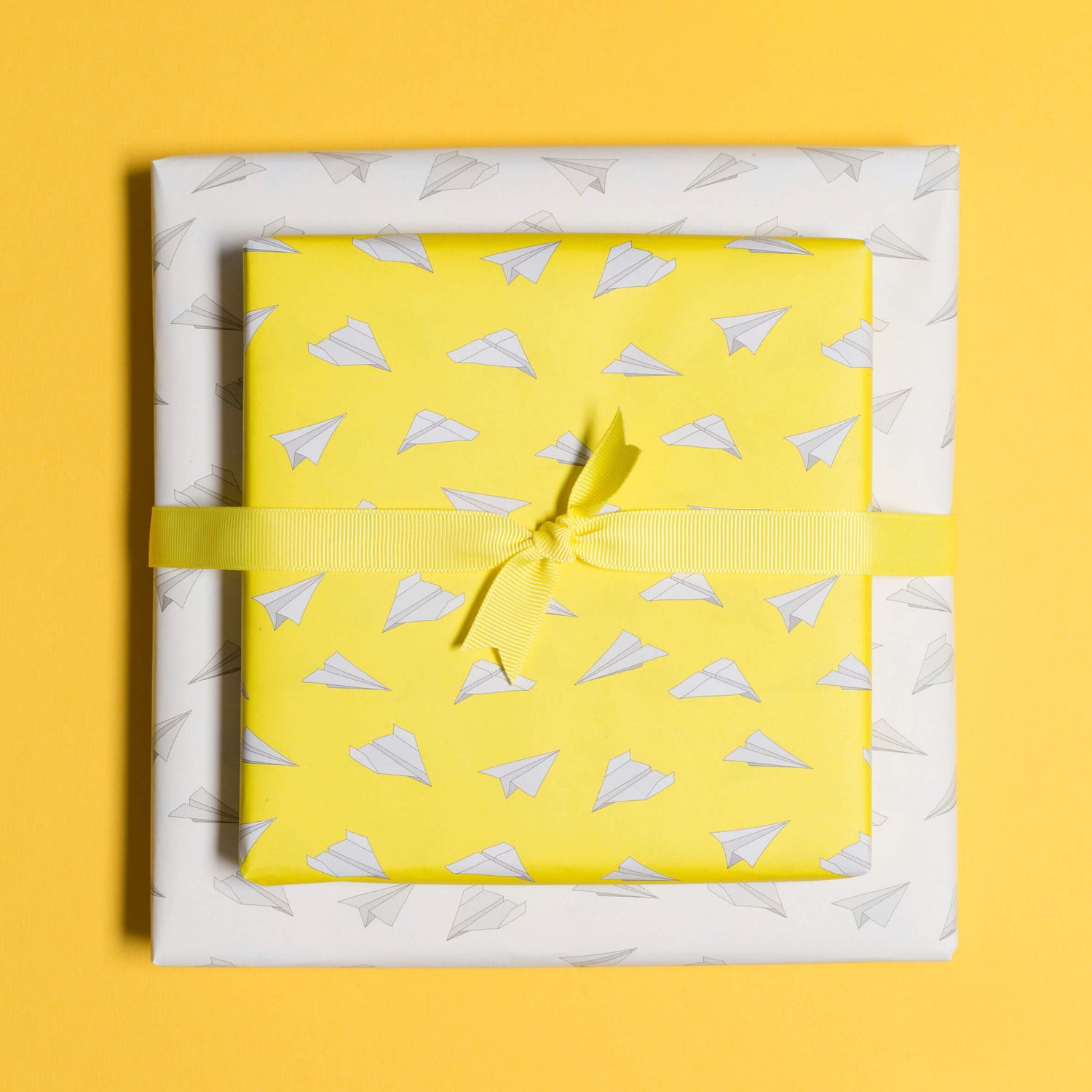Geschenkpapier &quot;Papierflieger&quot; in gelb und weiß - doppelseitig bedruckt auf 100% Recyclingpapier  von My Pretty Circus | RW-PAP1608-YE