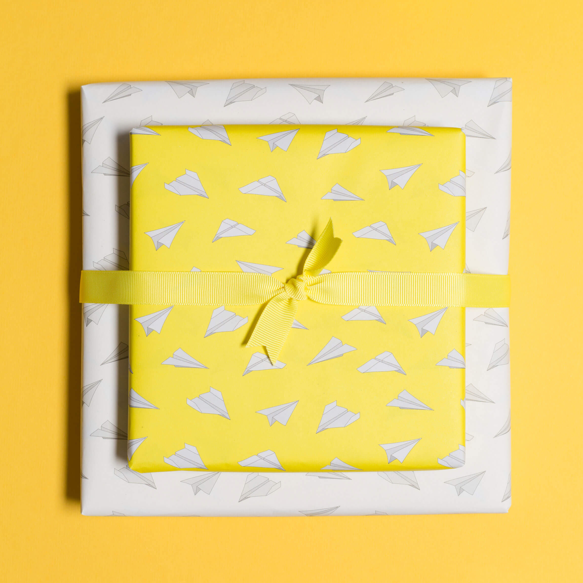 Geschenkpapier &quot;Papierflieger&quot; in gelb und weiß - doppelseitig bedruckt auf 100% Recyclingpapier  von My Pretty Circus | RW-PAP1608-YE