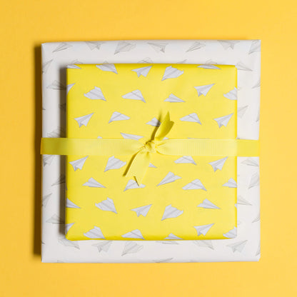 Geschenkpapier &quot;Papierflieger&quot; in gelb und weiß - doppelseitig bedruckt auf 100% Recyclingpapier  von My Pretty Circus | RW-PAP1608-YE