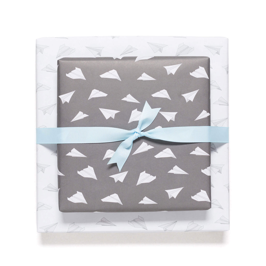 Geschenkpapier &quot;Papierflieger&quot; in grau und weiß - doppelseitig bedruckt auf 100% Recyclingpapier  von My Pretty Circus | RW-PAP1609-DG
