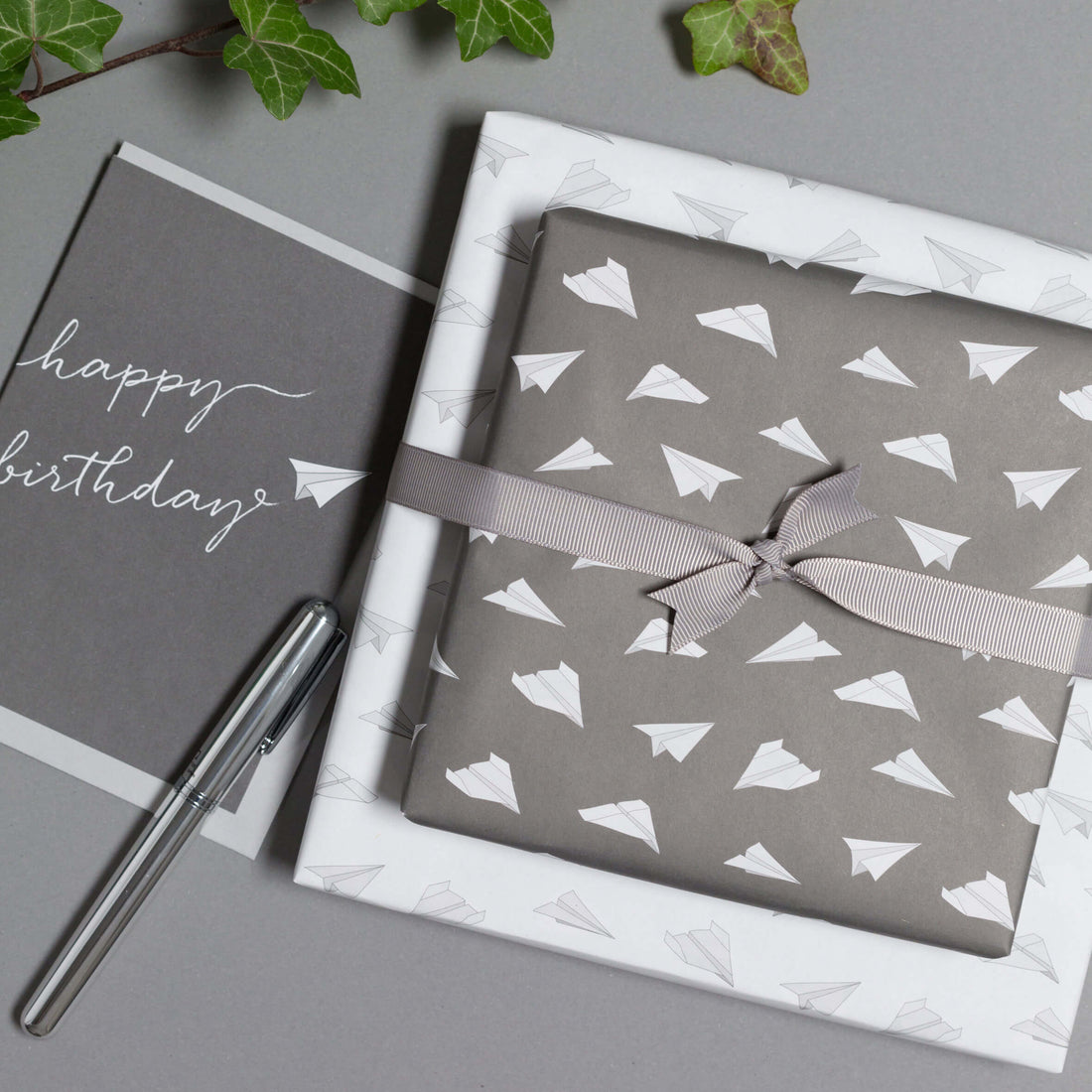 Geschenkpapier &quot;Papierflieger&quot; in grau und weiß - doppelseitig bedruckt auf 100% Recyclingpapier  von My Pretty Circus | RW-PAP1609-DG