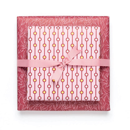 Geschenkpapier &quot;Perlen&quot; und Pflanzen in rosa und weinrot - doppelseitig bedruckt auf 100% Recyclingpapier  von My Pretty Circus | RW-PEA1925-DR