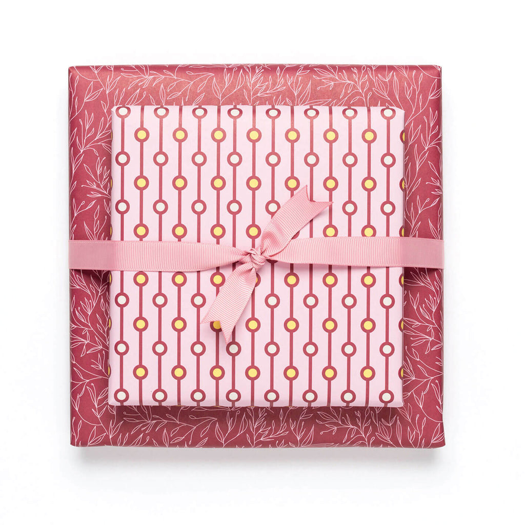 Geschenkpapier "Perlen" und Pflanzen in rosa und weinrot - doppelseitig bedruckt auf 100% Recyclingpapier  von My Pretty Circus | RW-PEA1925-DR