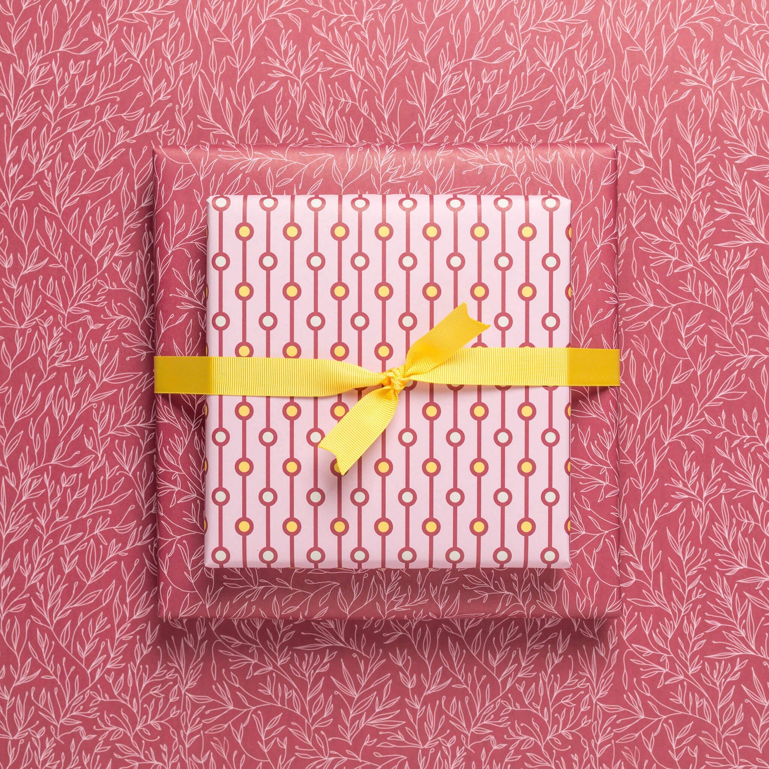 Geschenkpapier &quot;Perlen&quot; und Pflanzen in rosa und weinrot - doppelseitig bedruckt auf 100% Recyclingpapier  von My Pretty Circus | RW-PEA1925-DR