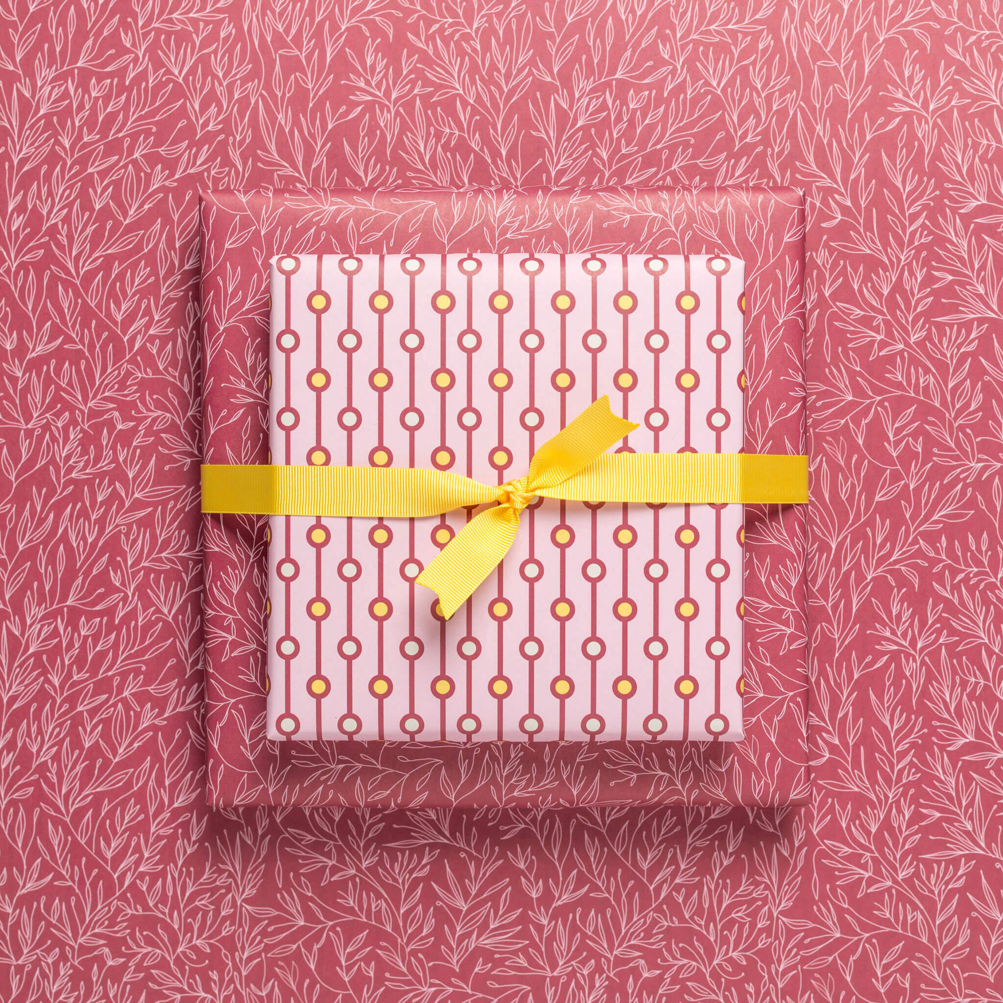 Geschenkpapier &quot;Perlen&quot; und Pflanzen in rosa und weinrot - doppelseitig bedruckt auf 100% Recyclingpapier  von My Pretty Circus | RW-PEA1925-DR