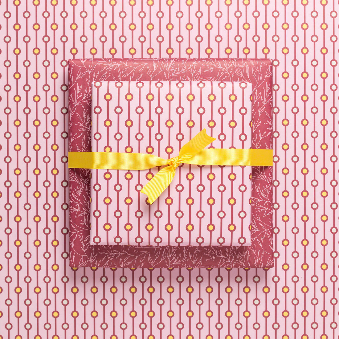 Geschenkpapier "Perlen" und Pflanzen in rosa und weinrot - doppelseitig bedruckt auf 100% Recyclingpapier  von My Pretty Circus | RW-PEA1925-DR